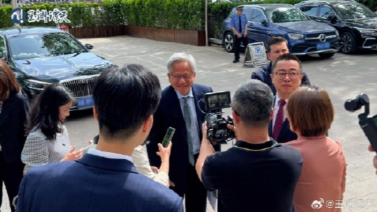 젠슨 황 엔비디아 CEO가 지난달 17일(현지시간) 중국 베이징에 도착한 뒤 현지 취재진 질문에 답변하고 있다. 위위안탄톈 웨이보 캡처.